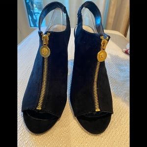 Beautiful Anne Klein open toe black shoes